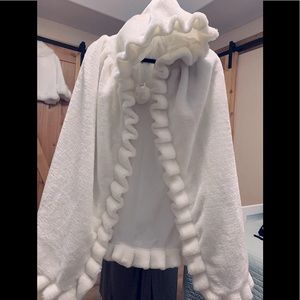 White cape lined with riding hood closure OS